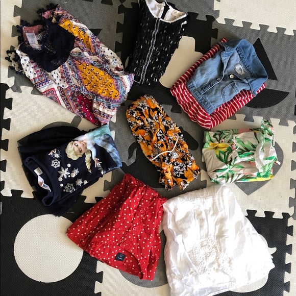 Assorted clothes for girls - Picture 1 of 7